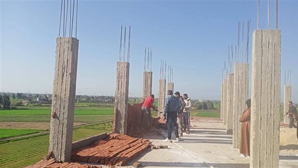 إزالة فورية لمخالفة بناء على الأراضي الزراعية بقرية حجاجه