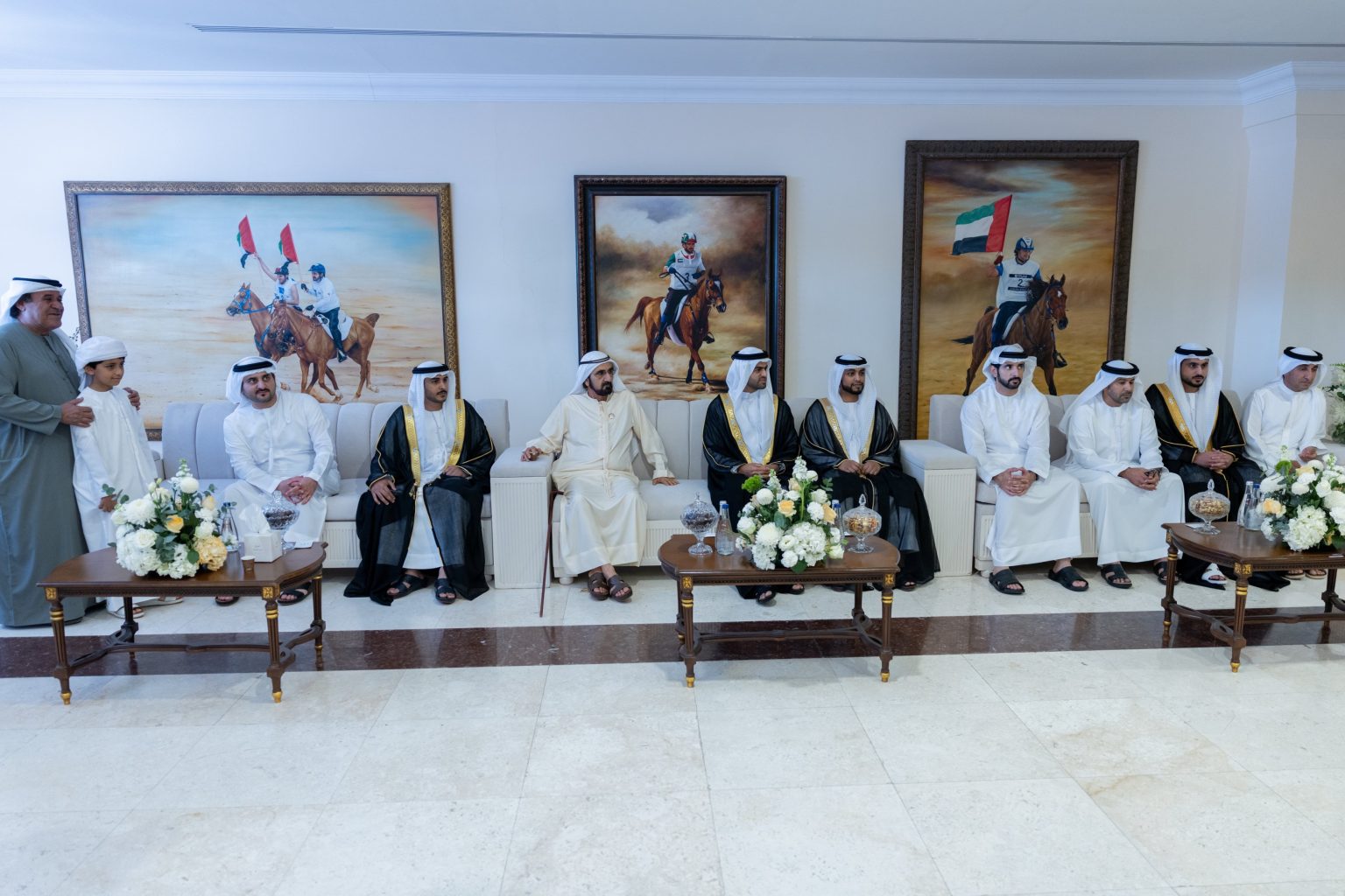 محمد بن راشد يرافقه حمدان ومكتوم بن محمد يحضر أفراح بن غديّر والكتبي