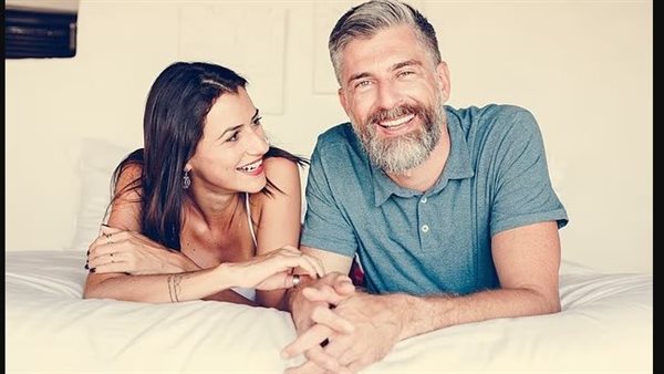 العزاب الذين يرغبون في إنجاب أطفال يفضلون شركاء أكبر سنًا