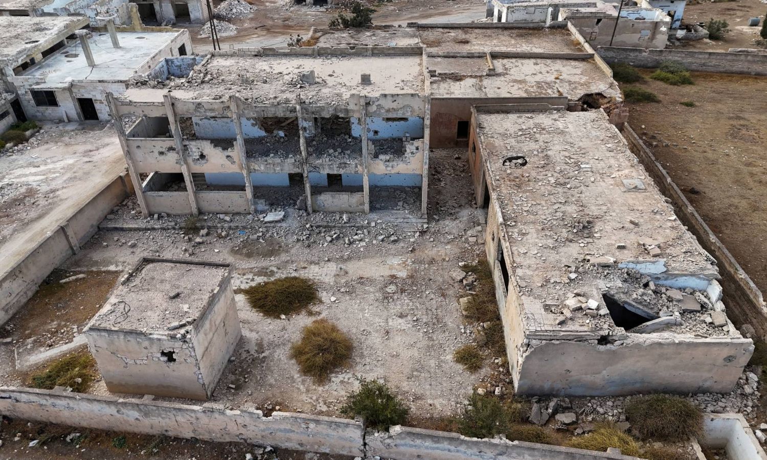 مدرسة مدمرة في ريف إدلب - 9 تشرين الأول 2025 (رويترز)