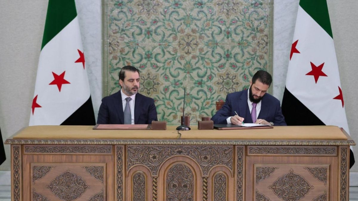 الرئيس السوري للمرحلة الانتقالية أحمد الشرع يوقع على مسودة الإعلان الدستوري - 13 من آذار 2025 (سانا)