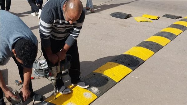 متابعة من محافظ الغربية لأعمال تركيب المطبات بشارع الجيش بكفر الزيات