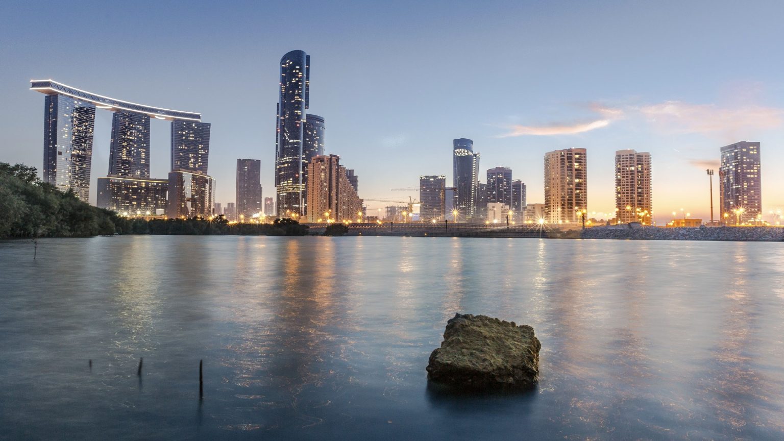 خالد بن محمد بن زايد يعتمد إطلاق مجمع التقنيات المالية والتأمين والأصول الرقمية والبديلة في أبوظبي