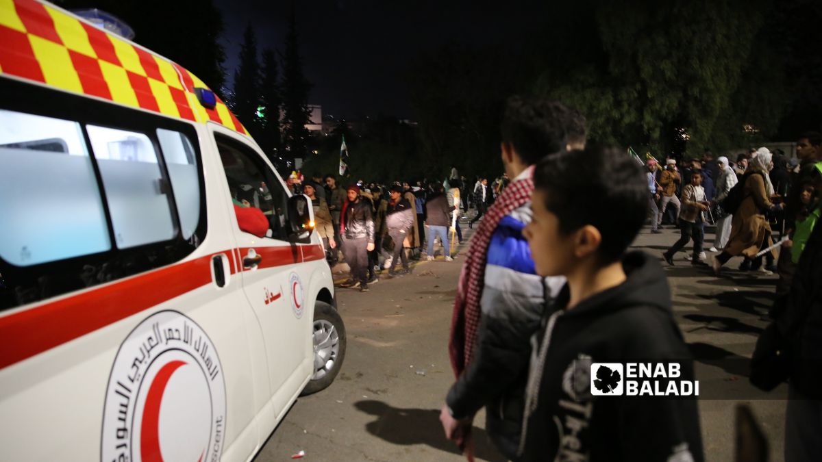 سيارة الهلال الأحمر تسعف مصابين نتيجة الزحام في الاحتفالات بدمشق خلال الذكرى السنوية الأولى لسقوط النظام – 8 كانون الأول 2025 (/ نور حمزة)