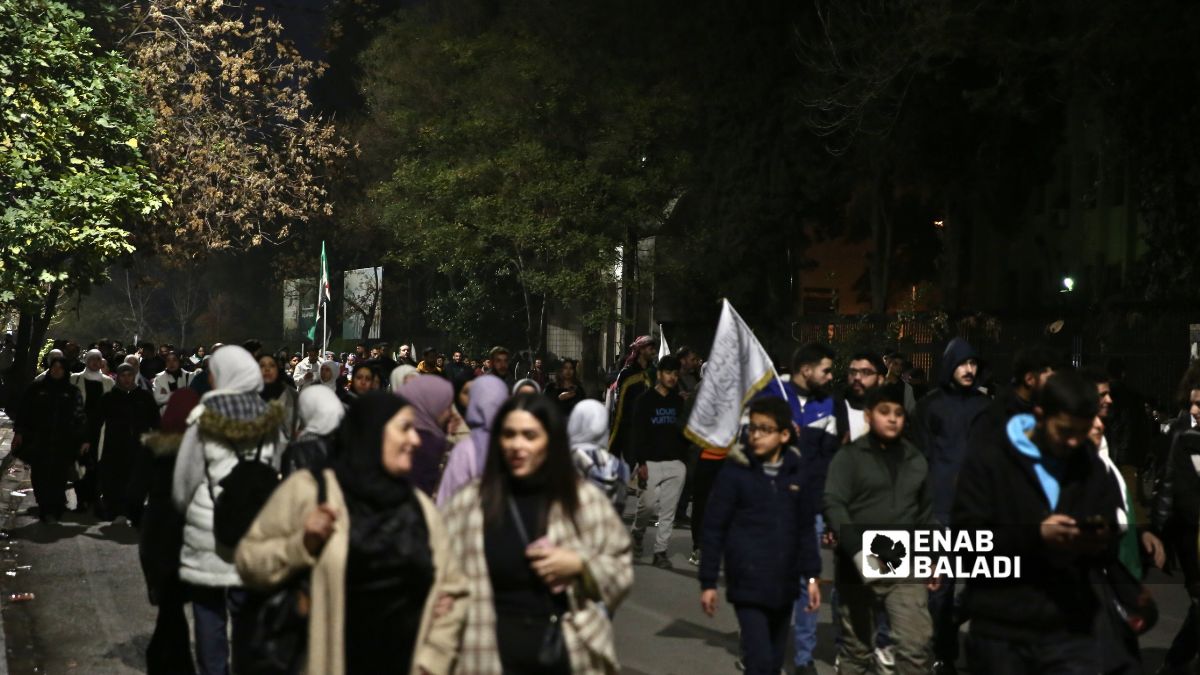 أجواء تجمعات ليلية في شوارع دمشق خلال إحياء ذكرى سقوط نظام الأسد – 8 كانون الأول 2025 (/نور حمزة)