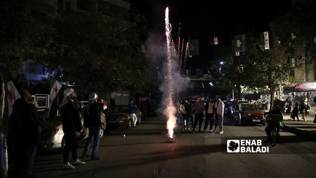 أجواء احتفالية ليلية في دمشق مع إطلاق الألعاب النارية بمناسبة ذكرى التحرير – 8 كانون الأول 2025 (/ نور حمزة)