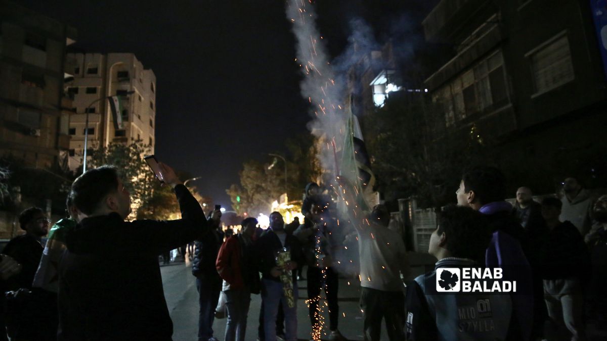 شبان يطلقون الالعاب نارية في احتفالية ليلية بمناسبة ذكرى التحرير في دمشق – 8 كانون الأول 2025 (/ نور حمزة)