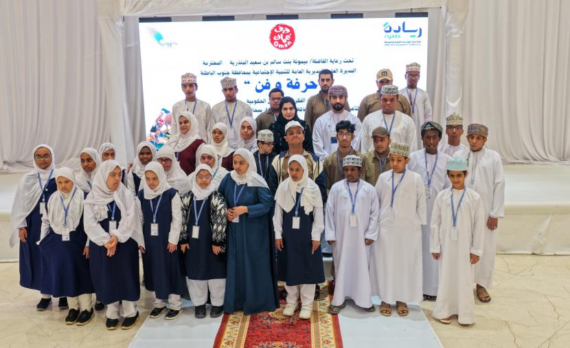 تكريم طلبة برنامج “حِرفة وفن” في الرستاق