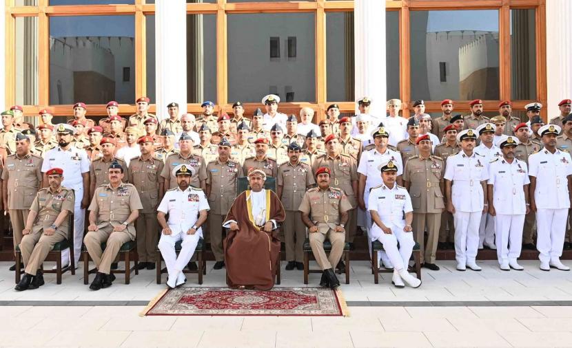 جلالة السلطان يُنعم بميداليتي الخدمة الممتازة والثناء السلطاني على منتسبي الدفاع