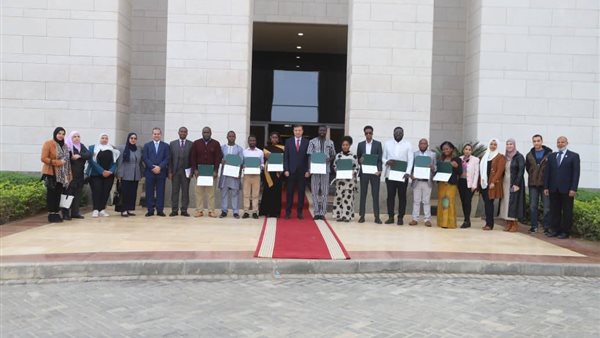 وزير الزراعة يُسلّم شهادات التخرج لمتدربين من 10 دول إفريقية