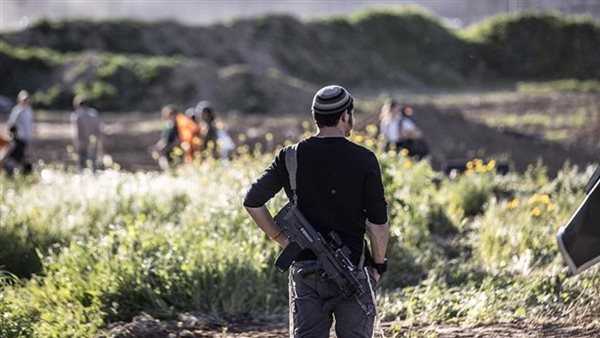 مستوطنون إسرائيليون يهاجمون قرية فلسطينية بالضفة.. وجيش الاحتلال يعتقل فلسطينيين ومتضامنين أجانب