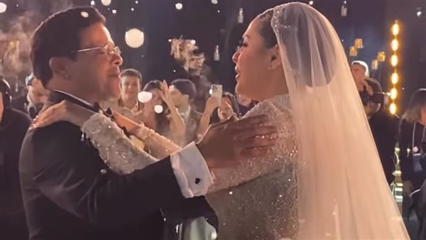 بالصور.. بكاء محمد هنيدي ورقصه مع ابنته على أغنية بنت أبوها