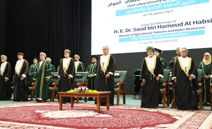 تخريج 406 طلاب ضمن الفوج الأول من الدفعة الـ11 في جامعة ظفار وسط استعراض للإنجازات الأكاديمية