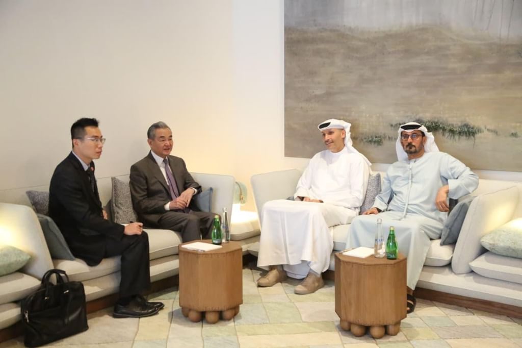 وزير الخارجية الصيني والمبعوث الخاص لرئيس الدولة لدى الصين يبحثان تعزيز الشراكة الإستراتيجية الشاملة بين البلدين