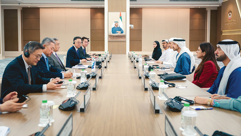 عبدالله بن زايد ووزير الخارجية الصيني يؤكدان على عمق الشراكة الاستراتيجية الشاملة بين البلدين