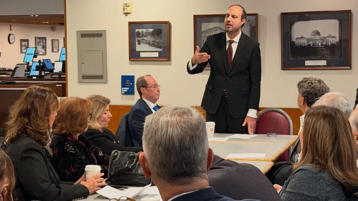 المجلس السوري الأمريكي يلتقي عضو مجلس الشيوخ السيناتور كريس فان هولن لمناقشة إلغاء قانون قيصر ـ 21 تشرين الثاني 2025 (محمد علاء غانم/فيسبوك)