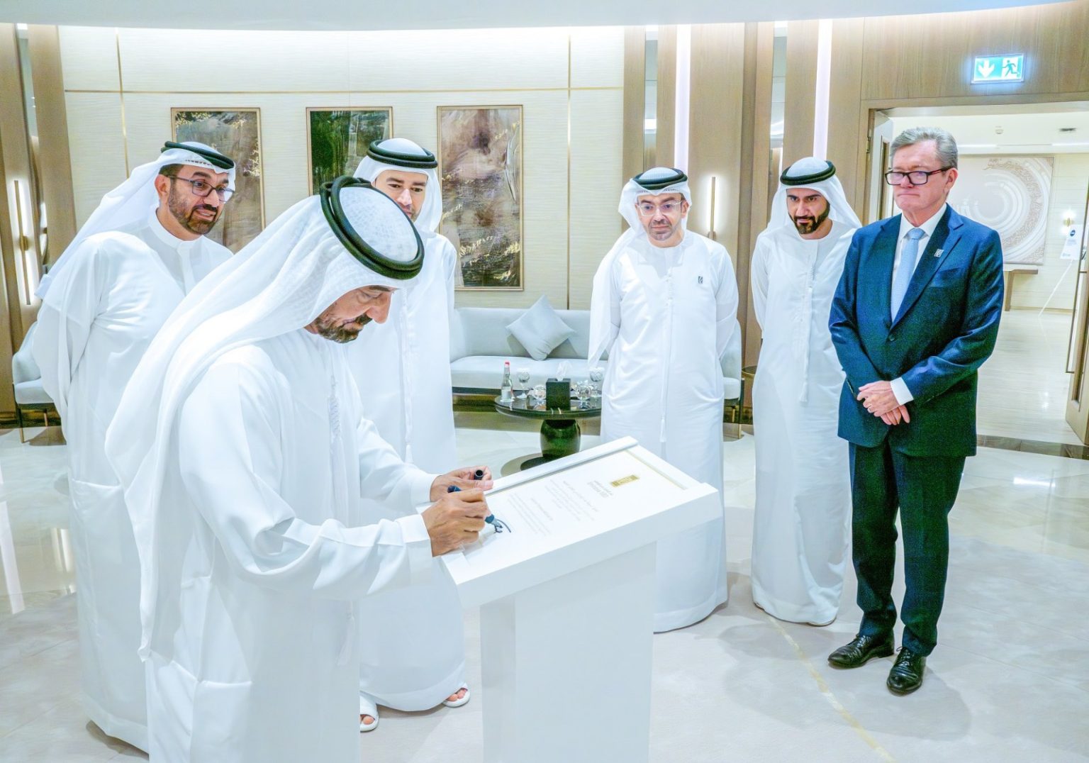 مكتوم بن محمد: دبي تبني أسواقاً مالية متقدمة لترسيخ مكانتها كمركز عالمي للذهب والمعادن الثمينة