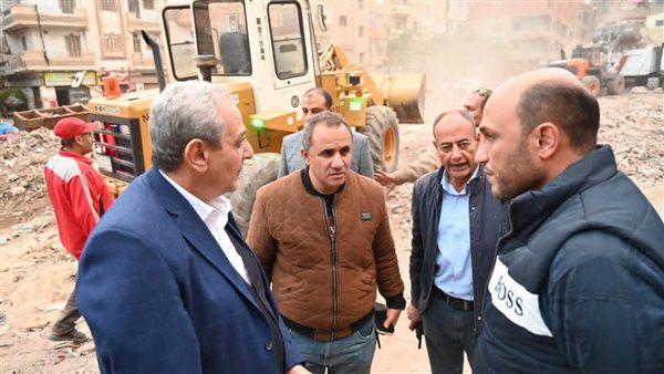 كلاكيت ثالث مرة..محافظ الغربية يعود لشارع الترعة بالمحلة لمتابعة حملة النظافة