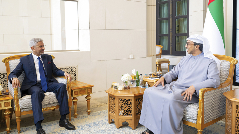 منصور بن زايد يستقبل وزير الشؤون الخارجية الهندي