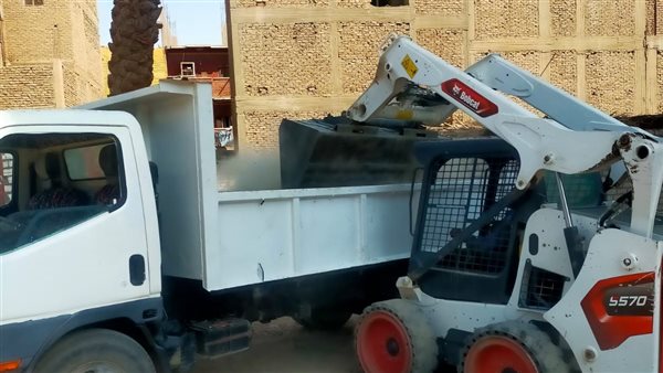 رفع ألف طن مخلفات وأتربة خلال حملات نظافة بمركز إسنا بالأقصر (صور)