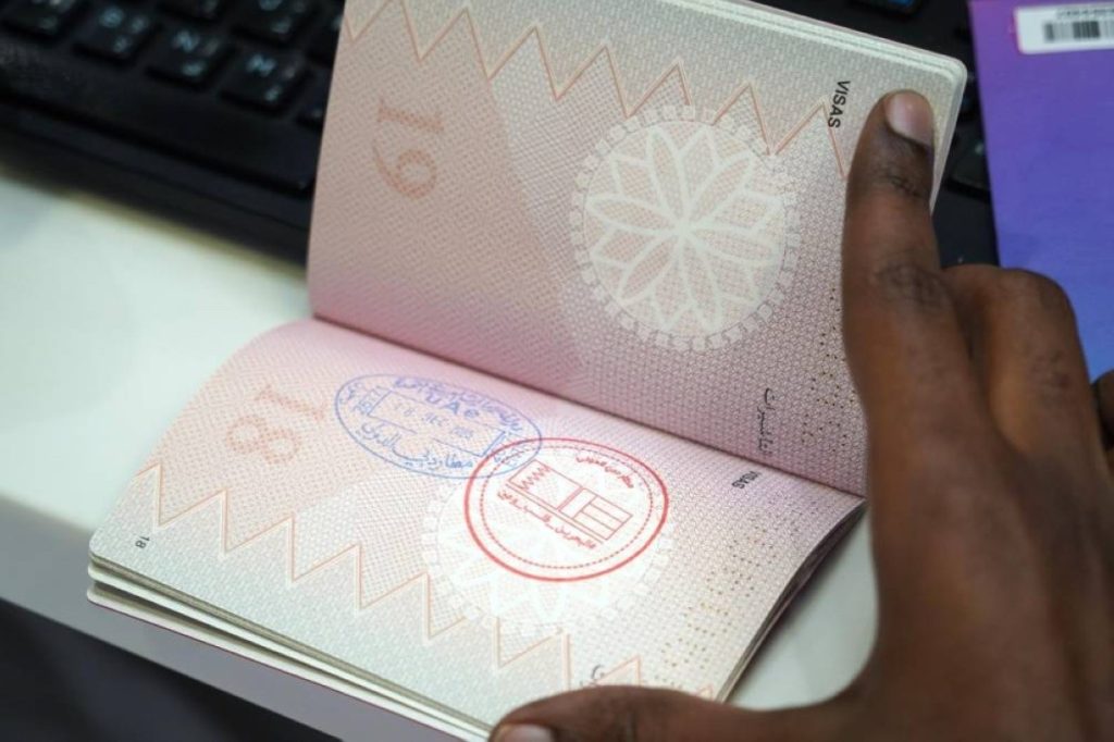 استقبال المسافرين بختم “البحرين قلب وعين” في مطارات دبي