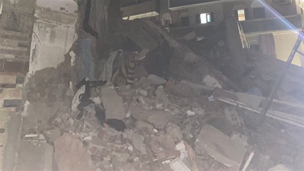 محليات المنيا تدفع بـ6 لوادر وحفار و3 سيارات لرفع أنقاض انهيار منزل