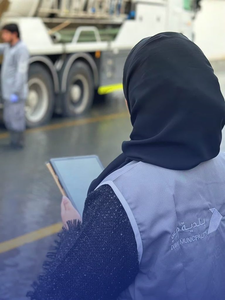 بلدية دبي: نتابع الموقف عن كثب وكافة الفرق تعمل على مدار الساعة لمعالجة آثار الحالة الجوية