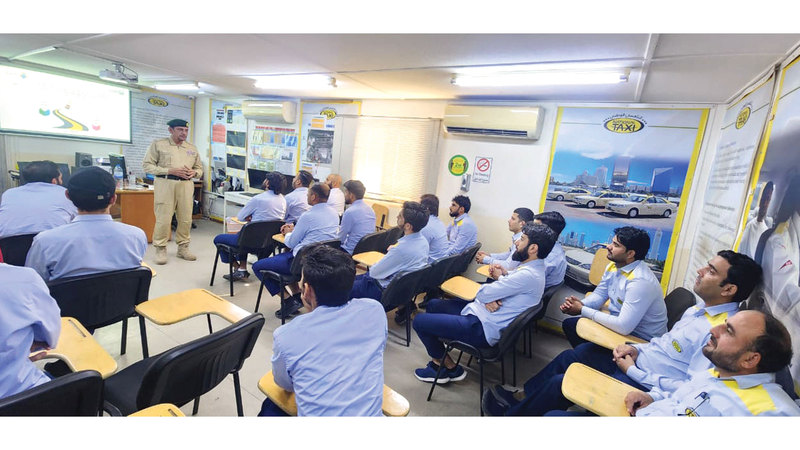 شرطة دبي توعي 200 سائق «أجرة» جديد مرورياً