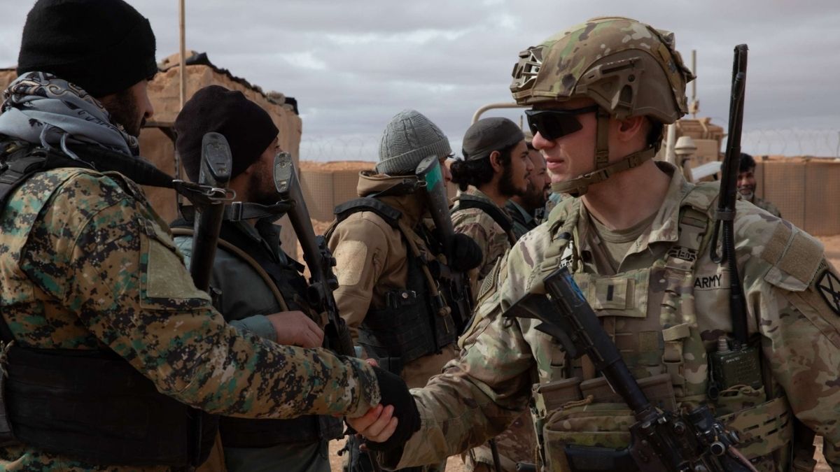 جندي أمريكي يصافح جنديًا سوريًا - 12 تشرين الثاني 2025 (سنتكوم)