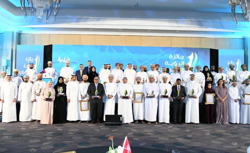 بالصور.. فيصل بن تركي يُتوِّج الفائزين بجائزة الرؤية الاقتصادية.. واحتفاء خاص بالصناعة العُمانية ضمن “القطاع الذهبي”