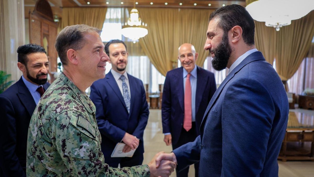 الرئيس السوري أحمد الشرع يلتقي قائد القيادة الأمريكية براد كوبر والمبعوث الأمريكي توم براك في دمشق - 12 أيلول 2025 (رئاسة الجمهورية العربية السورية)  