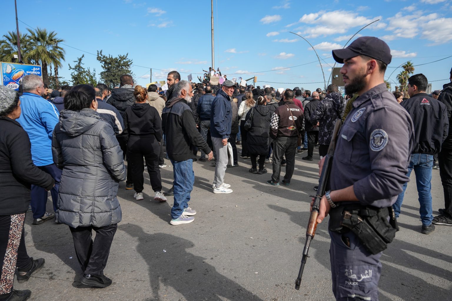 الداخلية السورية: إصابة عناصر أمنية خلال احتجاجات باللاذقية