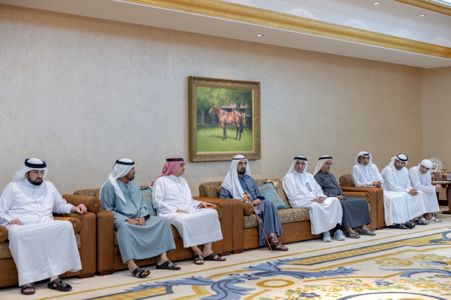 محمد بن راشد يقدم واجب العزاء في وفاة محمد بن عبيد آل مكتوم