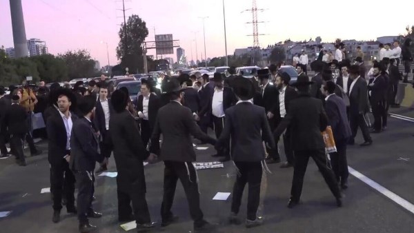 شلل في شريان مركزي بإسرائيل.. الحريديم يشعلون الطرق رفضا للتجنيد