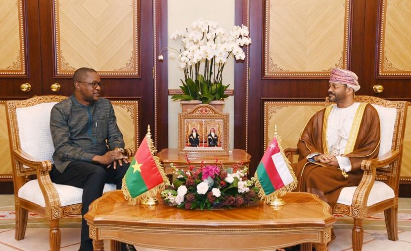 بدر بن حمد يستعرض التعاون الدبلوماسي مع وزير خارجية بوركينا فاسو