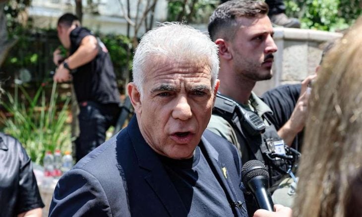 لبيد: نتنياهو أصبح وصمة عار على إسرائيل في العالم