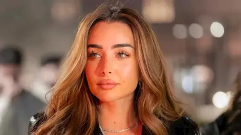 أمام الكعبة المشرفة.. هنا الزاهد تؤدي مناسك العمرة