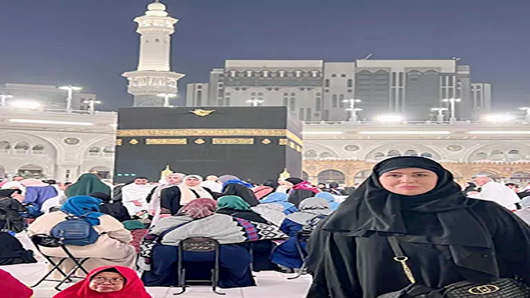 “وحشني حضنك وحنانك”.. إلهام شاهين تؤدي عمرة لوالدتها