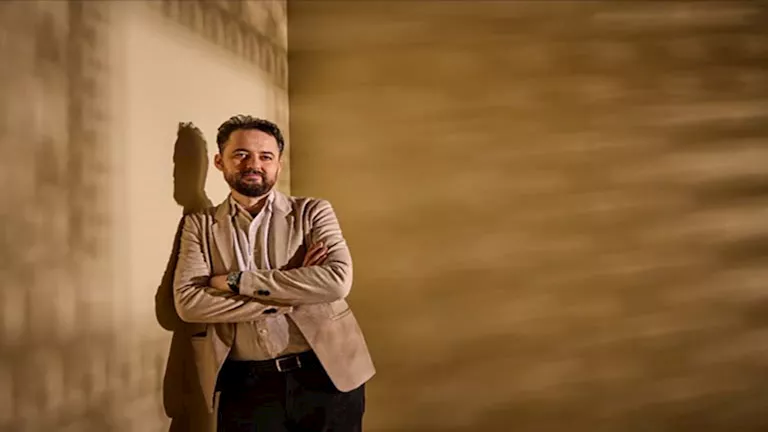 4 صور من أحدث جلسة تصوير للمخرج أبو بكر شوقي