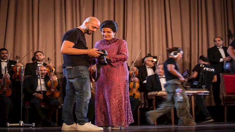 مؤلف “الست” يكشف عن صور من كواليس تصوير الفيلم المثير للجدل