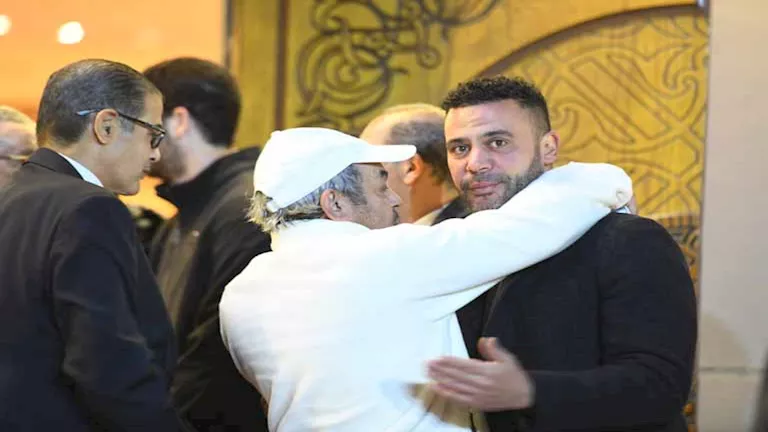 علاء مرسي ودنيا عبدالعزيز ومحمد أبو داوود في عزاء شقيقة عادل إمام (صور