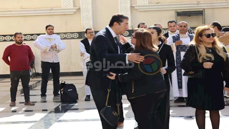 بالصور| إلهام شاهين في جنازة والدة هاني رمزي