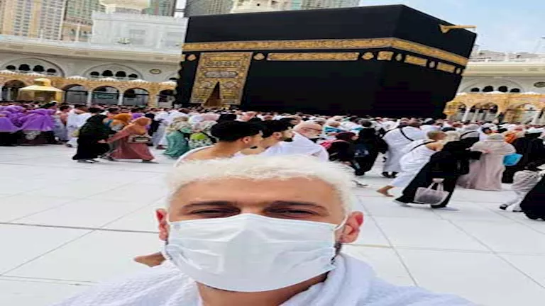 “بشعر أبيض”.. رامز جلال يؤدي مناسك العمرة في ختام عام 2025