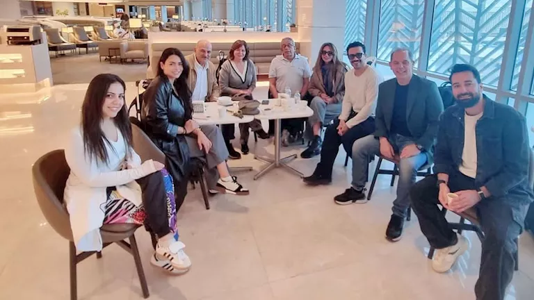 إلهام شاهين ونجوم الفن يسافرون لجدة لحضور مهرجان البحر الأحمر (صور)