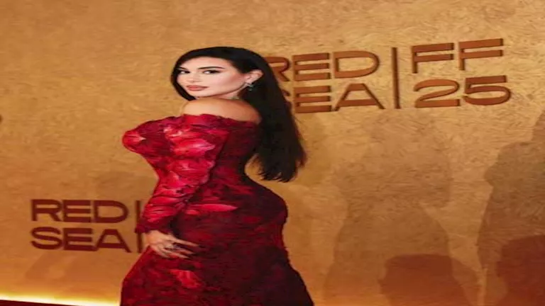 ياسمين صبري تستعرض فستانها بمهرجان البحر الأحمر