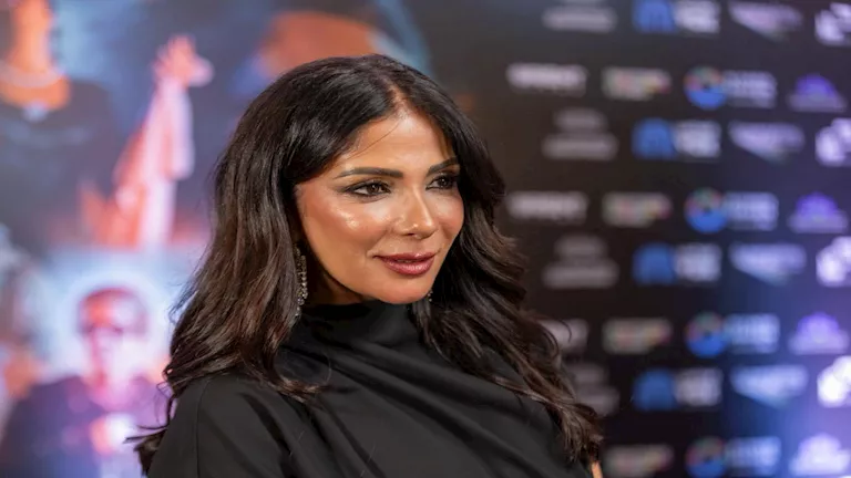 منى زكي تشاهد عرض نافورة دبي على أنغام أغنيات أم كلثوم احتفالًا بـ فيل