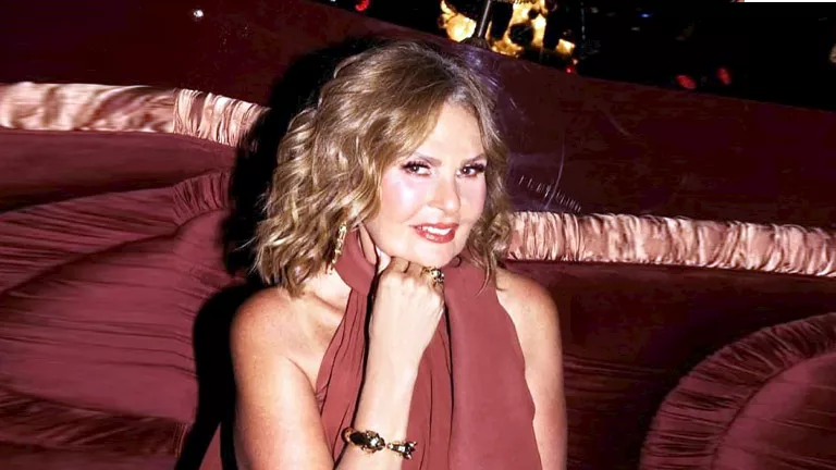 يسرا بعد مشاهدة فيلم الست: “برافو منى زكي حبستي الأنفاس بأدائك”