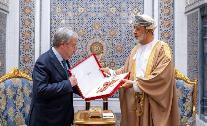 جلالة السلطان يمنح الأمين العام للأمم المتحدة وسام عُمان المدني من الدرجة الأولى