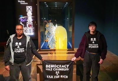 القبض على 4 محتجين لطّخوا صندوق عرض التاج البريطاني – الوطن