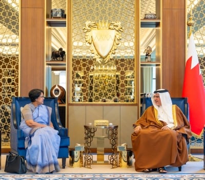 ولي العهد رئيس الوزراء يستقبل سفيرة سريلانكا لدى البحرين – الوطن